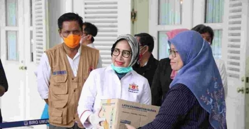 ketua-kadin-menyerahkan-bantua